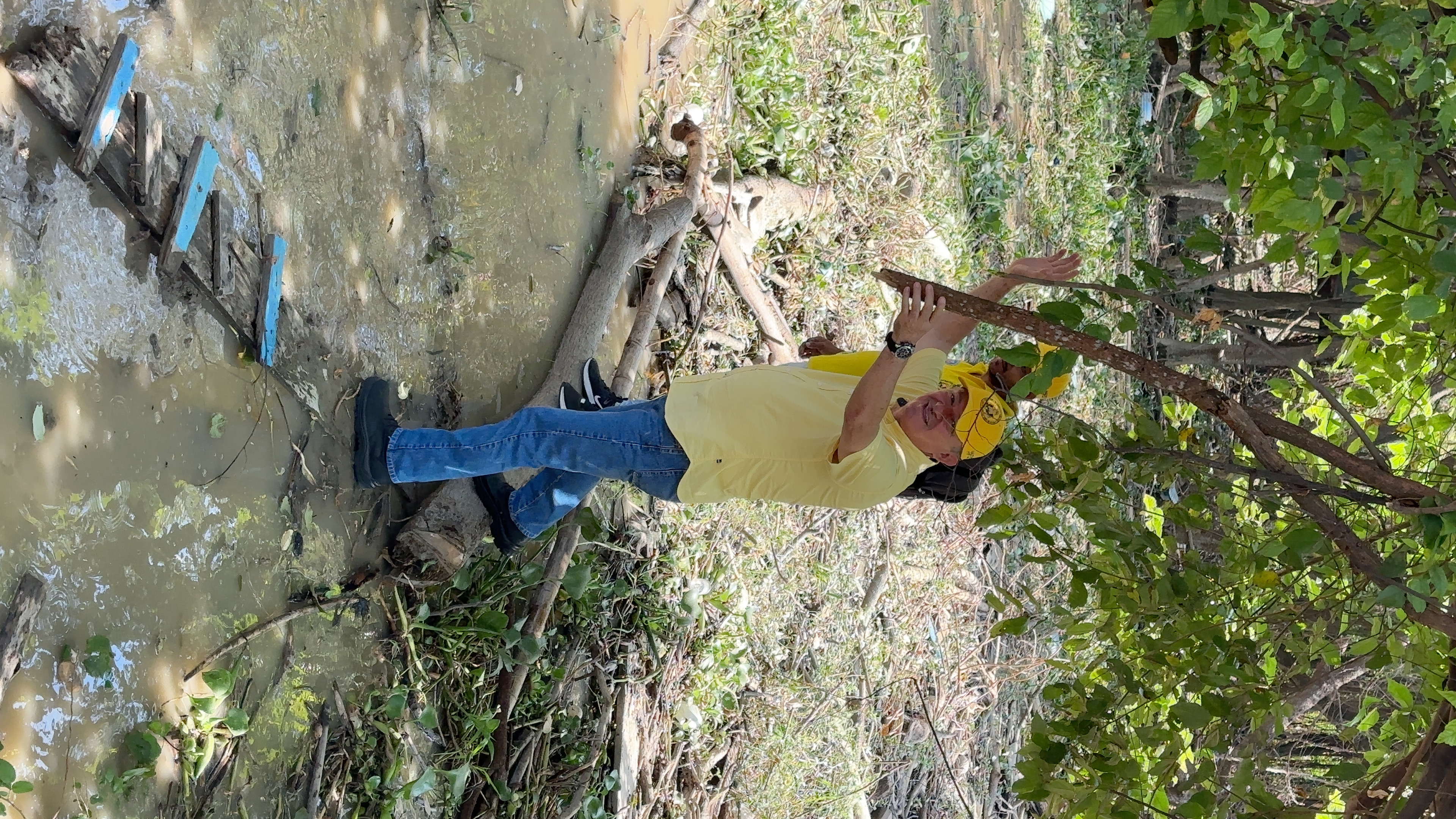 Minga de limpieza en la Isla Santay